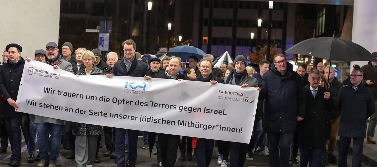 2500 Menschen bei Schweigegang für die Opfer des Hamas Terrors in Israel