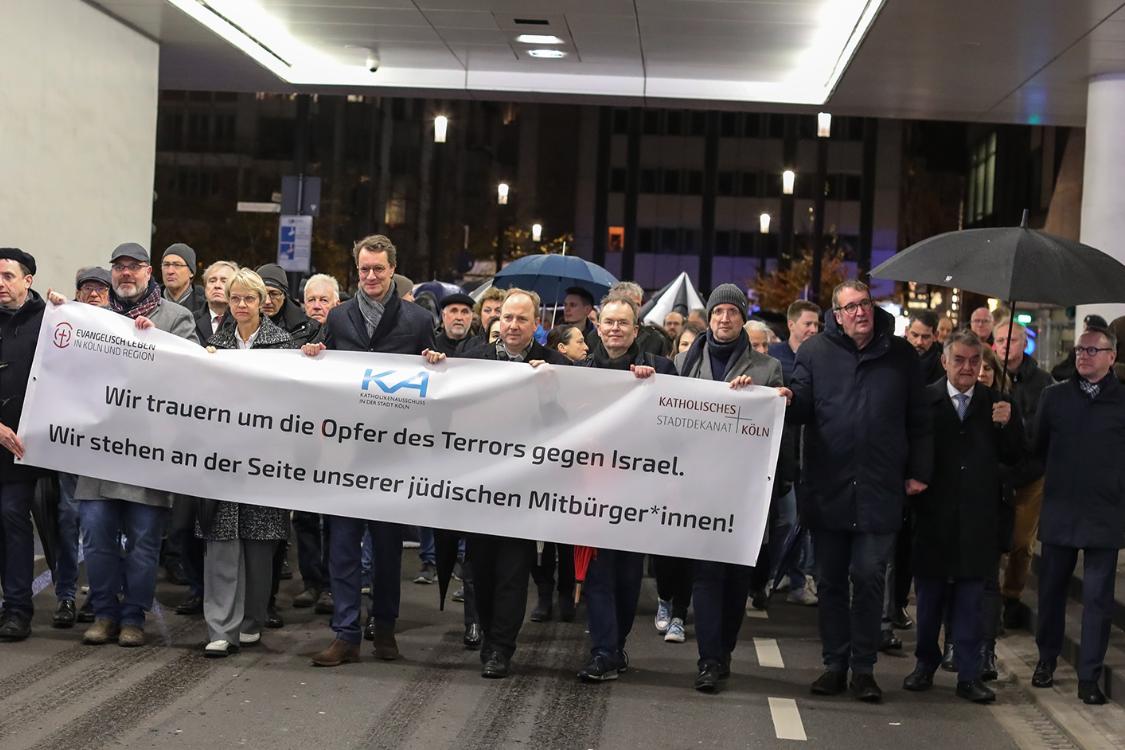 2500 Menschen bei Schweigegang für die Opfer des Hamas Terrors in Israel