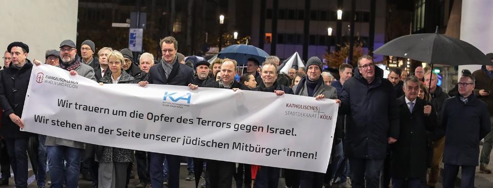 2500 Menschen bei Schweigegang für die Opfer des Hamas Terrors in Israel