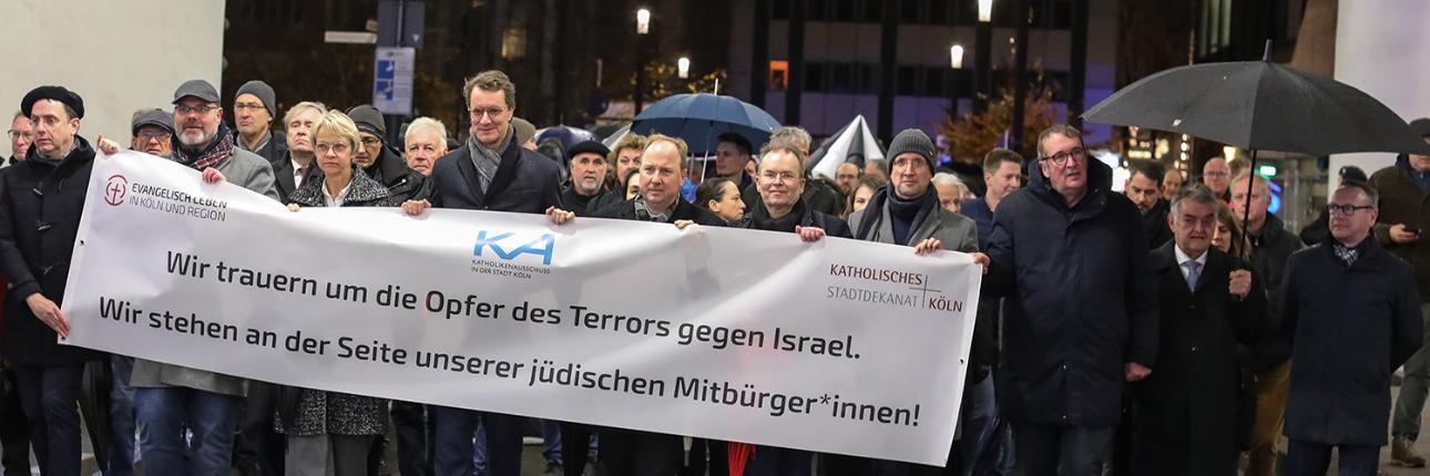 2500 Menschen bei Schweigegang für die Opfer des Hamas Terrors in Israel