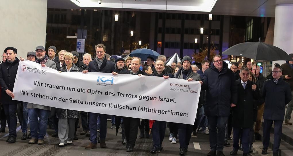 2500 Menschen bei Schweigegang für die Opfer des Hamas Terrors in Israel
