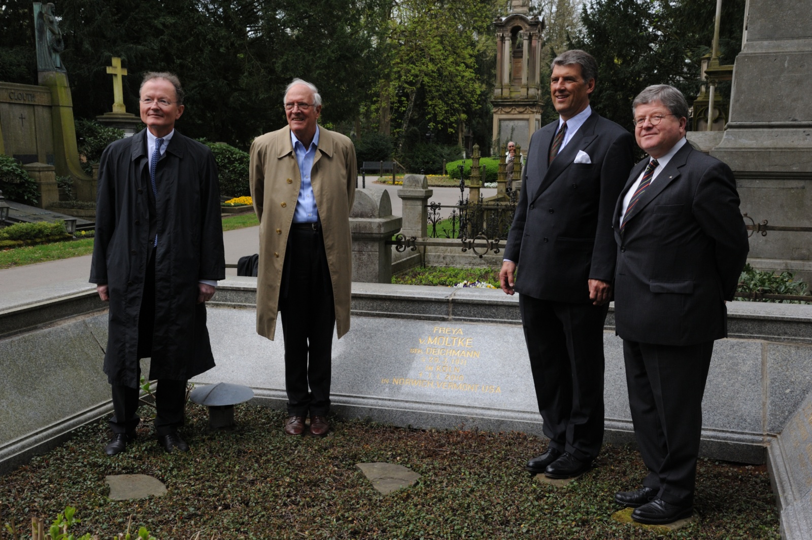 Artur Deichmann, Helmut Caspar von Moltke, Dieter Deichmann und Philipp Deichmann (v.l.) bei der Enthüllung einer Gedenktafel für Freya von Moltke auf der Grabstätte Deichmann.