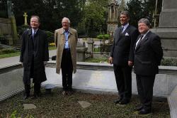 Artur Deichmann, Helmut Caspar von Moltke, Dieter Deichmann und Philipp Deichmann (v.l.) bei der Enthüllung einer Gedenktafel für Freya von Moltke auf der Grabstätte Deichmann. Artur Deichmann, Helmut Caspar von Moltke, Dieter Deichmann und Philipp Deichmann (v.l.) bei der Enthüllung einer Gedenktafel für Freya von Moltke auf der Grabstätte Deichmann.